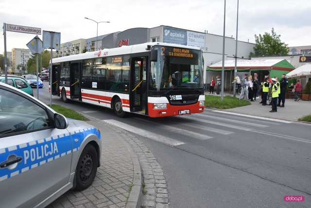 Zdarzenie drogowe z udziałem autobusu i dziecka na hulajnodze