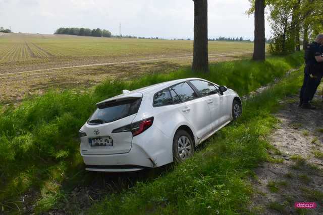 Toyota wypadła z drogi Dzierżoniów - Łagiewniki