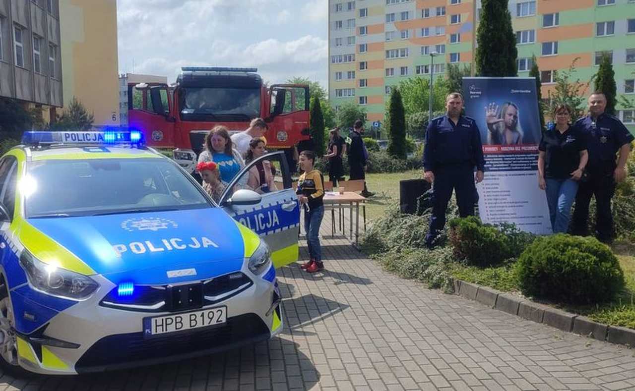 Dzierżoniowscy policjanci uczestniczyli w festynie Szkoły Podstawowej Nr 1