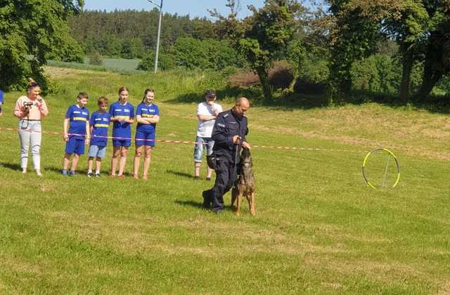 Policjanci prowadzili działalność profilaktyczną na zmaganiach sportowych  dla uczniów szkół gminnych