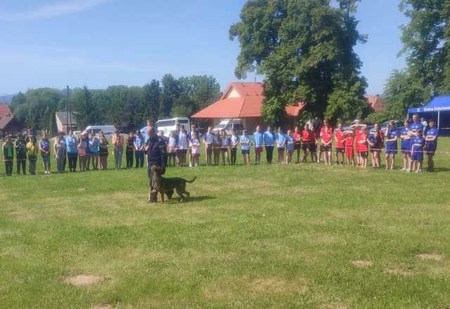 Policjanci prowadzili działalność profilaktyczną na zmaganiach sportowych  dla uczniów szkół gminnych