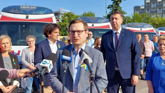 Konwój 17 karetek i TIR wyruszyły do Ukrainy