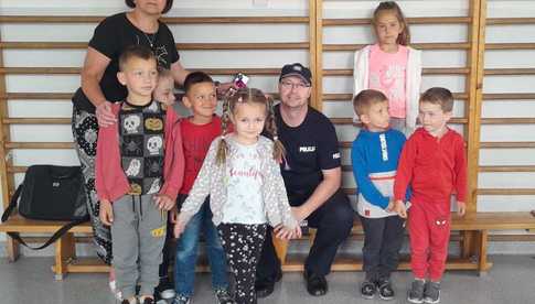 Dzielnicowy z Niemczy z wizytą w Niepublicznej Szkole Podstawowej w Przerzeczynie Zdroju