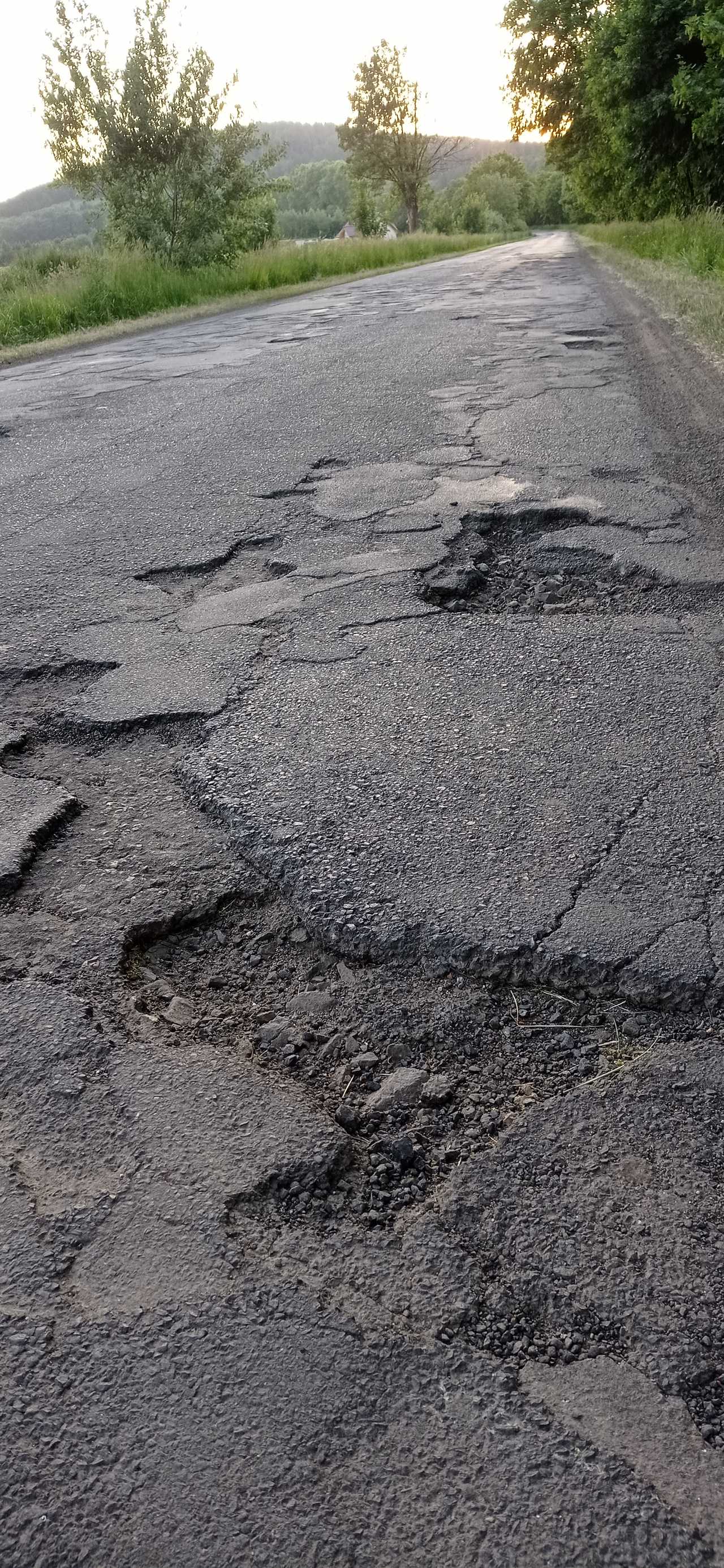 Droga powiatowa na odcinku Jaźwina - Kiełczyn wymaga pilnego remontu