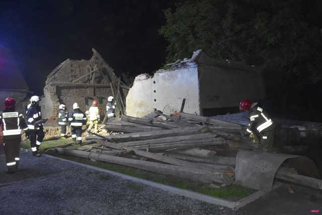Zawalił się budynek w Piskorzowie. Akcja straży pożarnej