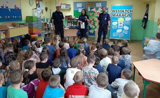 Policjanci z Piławy Górnej z wizytą w Szkole Podstawowej imienia Krzysztofa Kamila Baczyńskiego