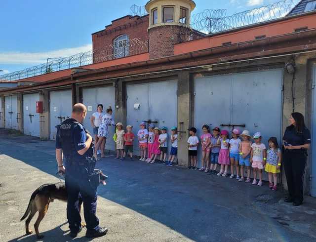 Maluchy z dzierżoniowskiego Przedszkola Publicznego nr 1 z wizytą u policjantów