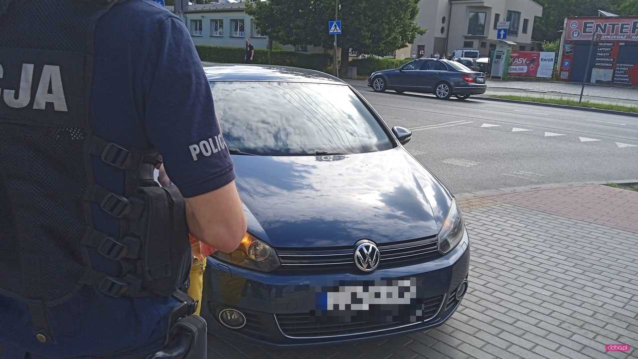 Volkswagen zaparkowany na przejściu dla pieszych