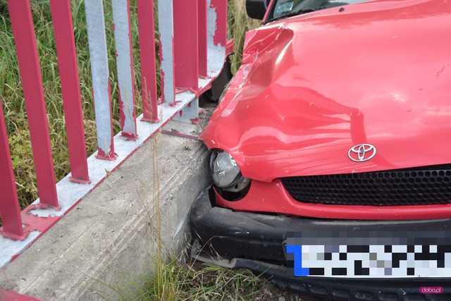 Pijany kierowca toyoty uderzył w przepust 