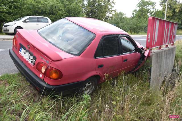 Pijany kierowca toyoty uderzył w przepust 