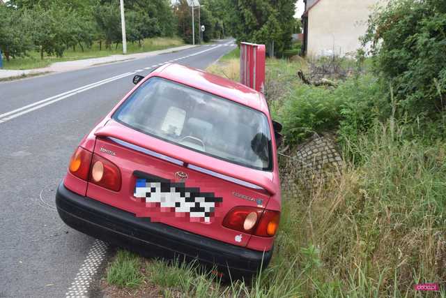 Pijany kierowca toyoty uderzył w przepust 