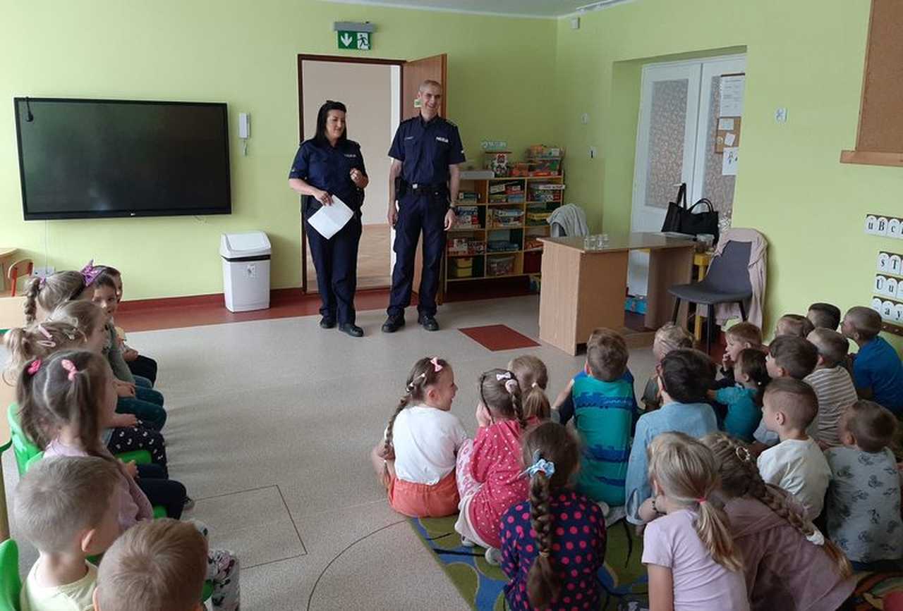 Policjanci z Piławy Górnej z wizytą w przedszkolu „Tęczowa Kraina”