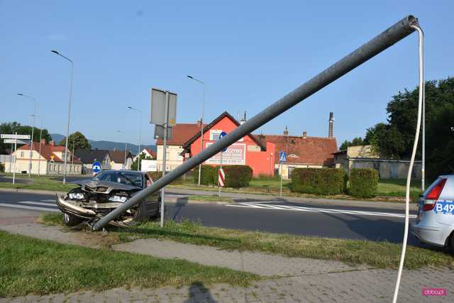 Bmw uderzyło w lampę