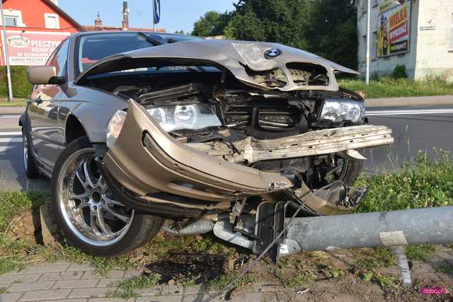 Bmw uderzyło w lampę
