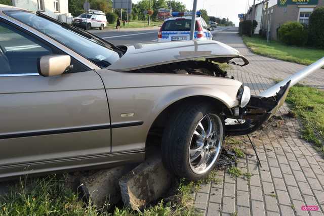Bmw uderzyło w lampę