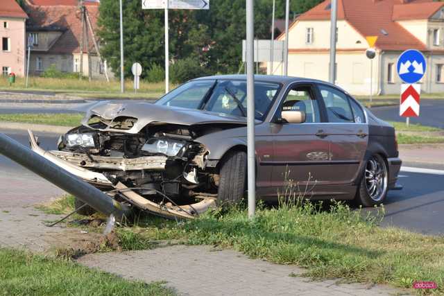 Bmw uderzyło w lampę