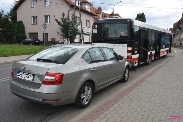 Zderzenie skody z autobusem w Pieszycach