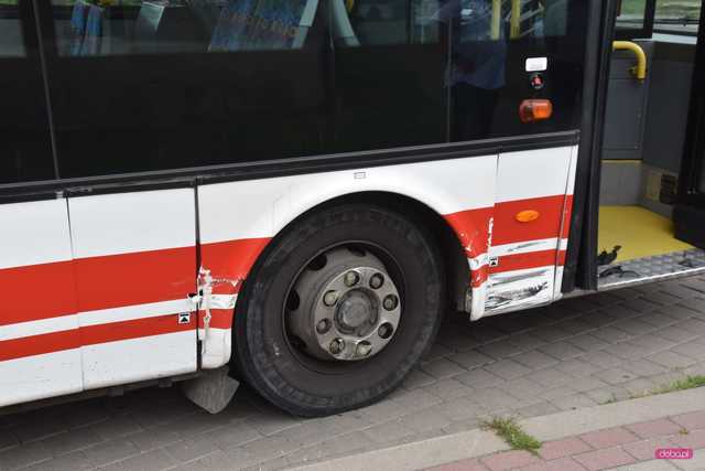 Zderzenie skody z autobusem w Pieszycach