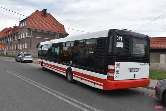Zderzenie skody z autobusem w Pieszycach