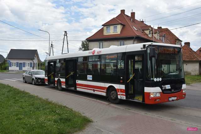 Zderzenie skody z autobusem w Pieszycach