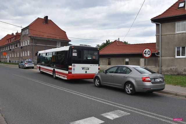 Zderzenie skody z autobusem w Pieszycach