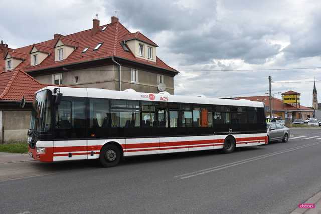 Zderzenie skody z autobusem w Pieszycach