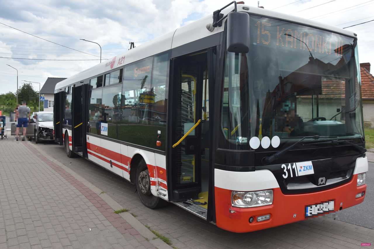 Zderzenie skody z autobusem w Pieszycach