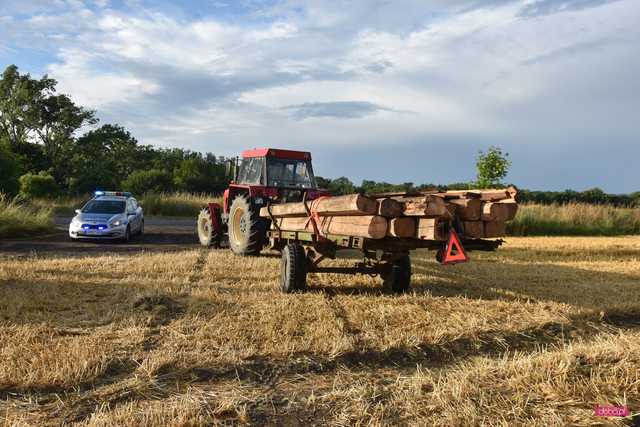 Zdarzenie drogowe z udziałem traktora i samochodu osobowego