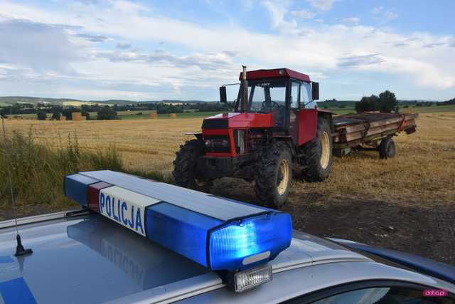 Zdarzenie drogowe z udziałem traktora i samochodu osobowego