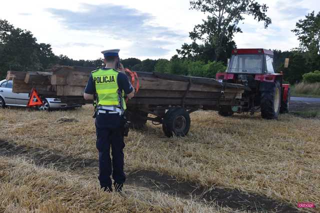 Zdarzenie drogowe z udziałem traktora i samochodu osobowego