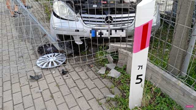 ercedesem wjechała w ogrodzenie na ósemce