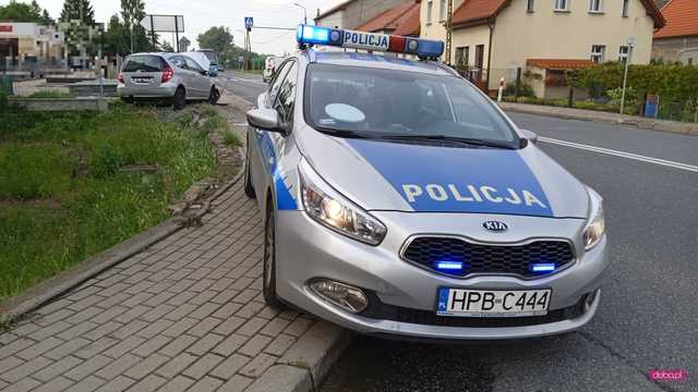 ercedesem wjechała w ogrodzenie na ósemce