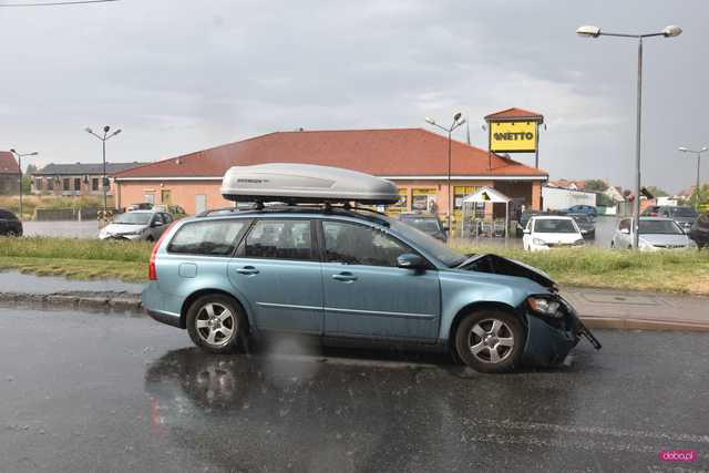 Zderzenie volvo z fordem w Pieszycach