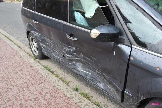 Zderzenie volvo z fordem w Pieszycach