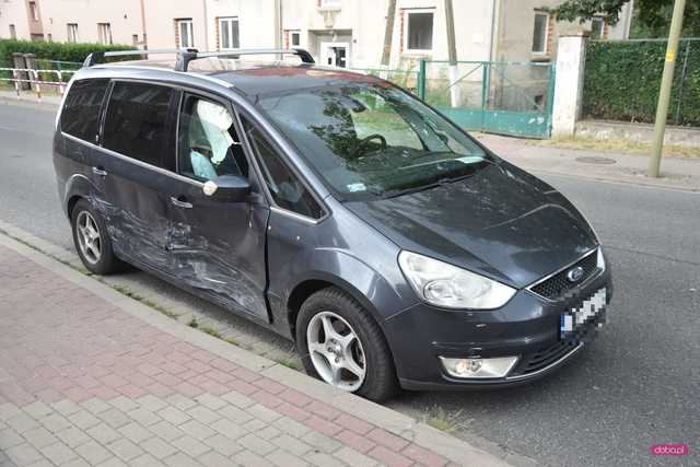 Zderzenie volvo z fordem w Pieszycach