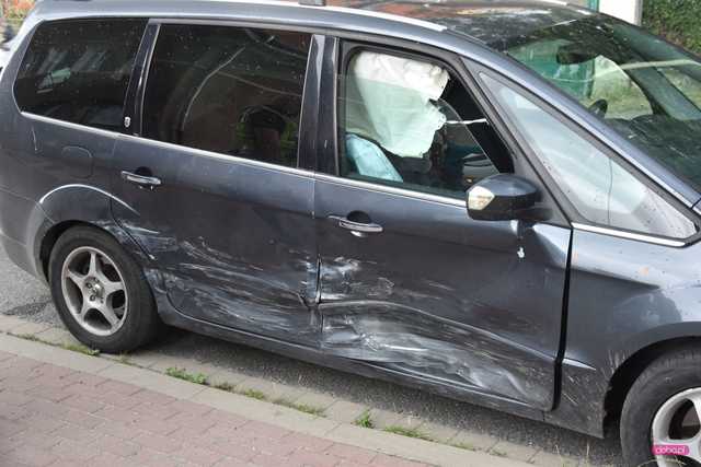 Zderzenie volvo z fordem w Pieszycach