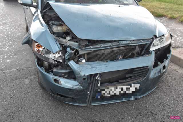 Zderzenie volvo z fordem w Pieszycach