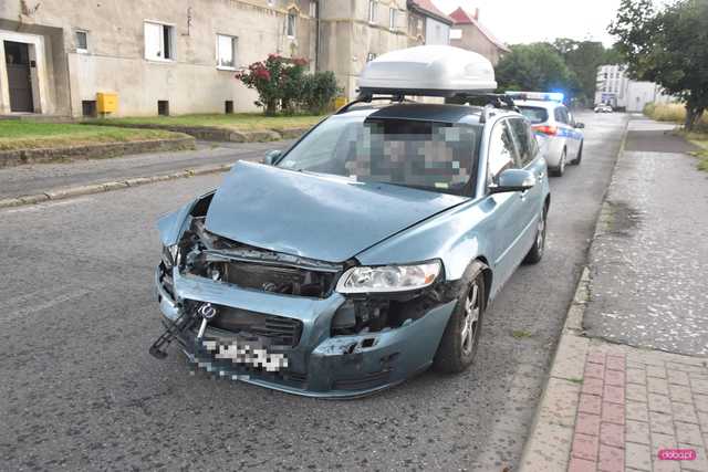 Zderzenie volvo z fordem w Pieszycach