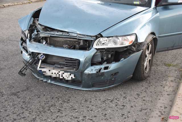 Zderzenie volvo z fordem w Pieszycach