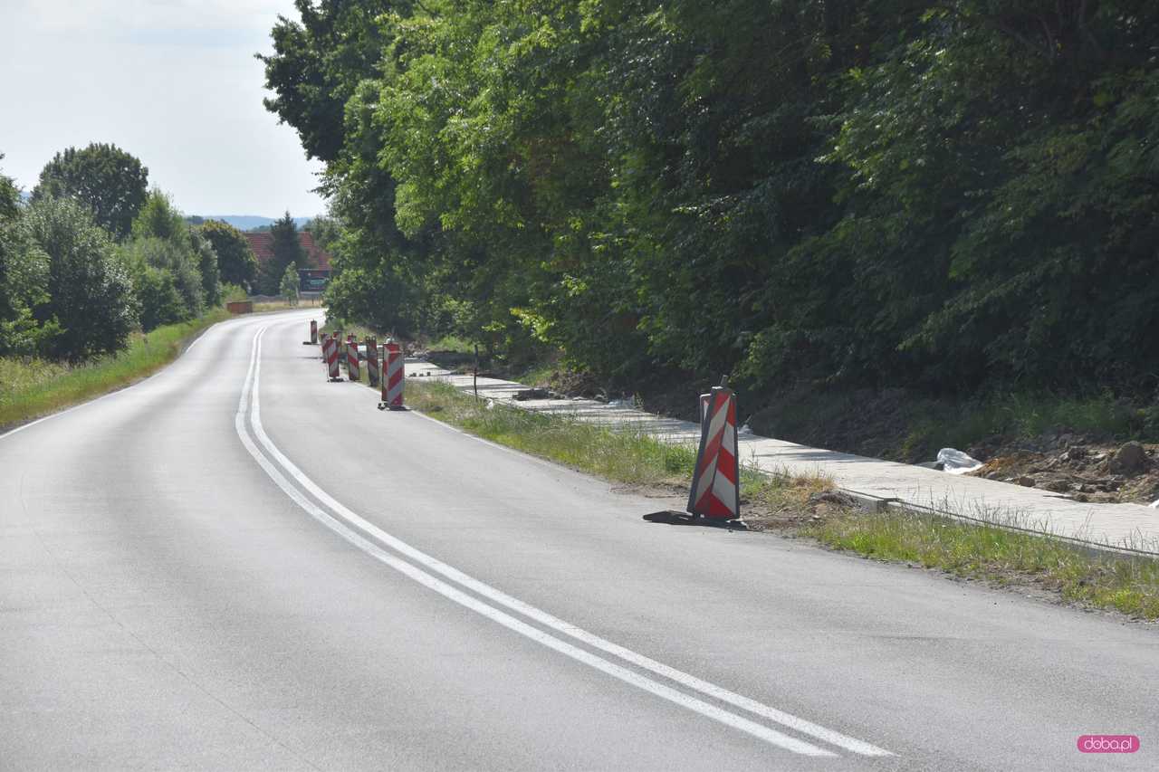 Budowa chodnika przy drodze Dzierżoniów - Świdnica