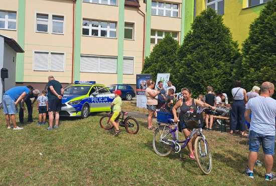 Dzierżoniowscy policjanci wzięli udział w rodzinnym pikniku zorganizowanym przez OPS