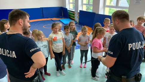 Dzielnicowi z Pieszyc edukowali dzieci wypoczywające na półkolonii