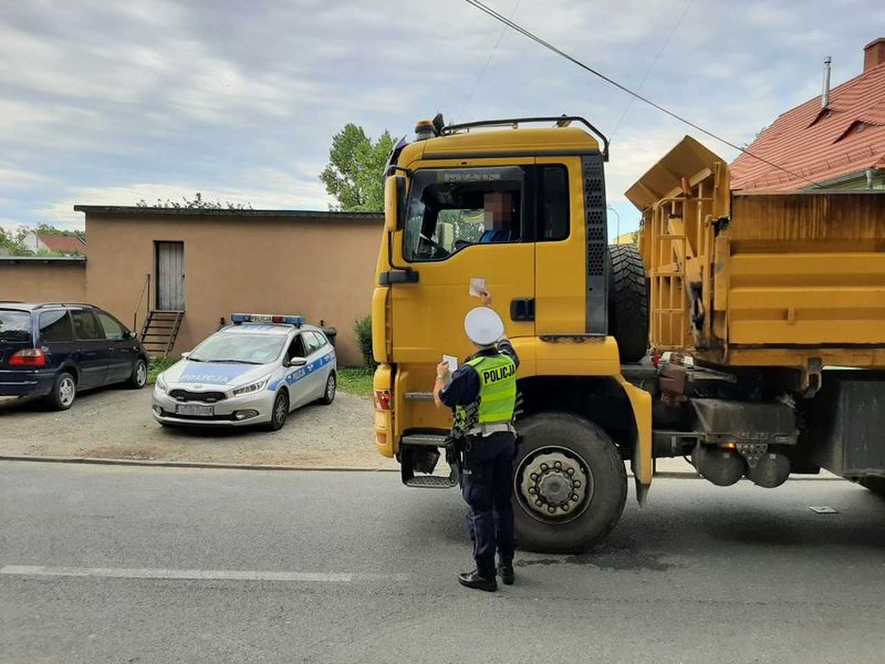Działania Policji w Piławie Górnej w związku z ograniczeniami dla pojazdów ciężarowych