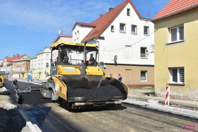 Trwa przebudowa ulicy Piastowskiej w Piławie Górnej - położono pierwsze warstwy asfaltu