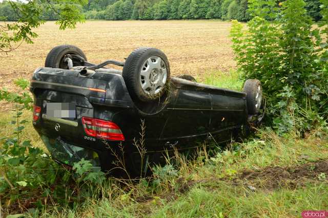 Kamieniec Ząbkowicki: osobówka wypadła z drogi i dachowała 