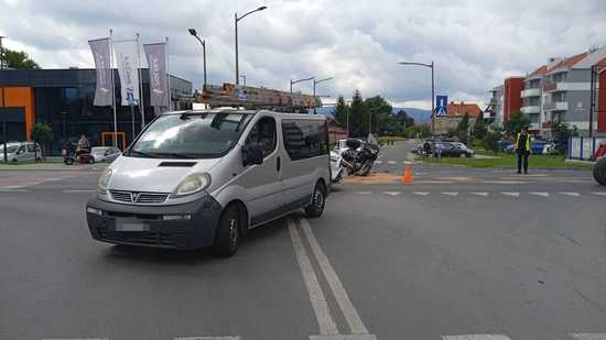 Kolizja na skrzyżowaniu ulic Świdnickiej i Akacjowej w Dzierżoniowie