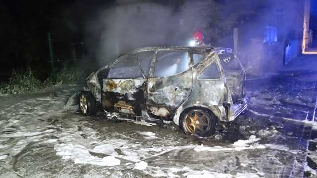 W Pieszycach spłonął mercedes