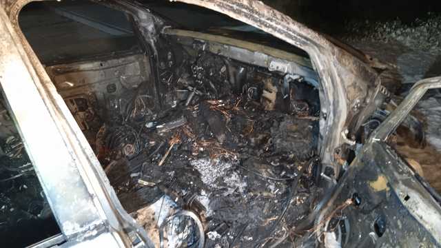 W Pieszycach spłonął mercedes