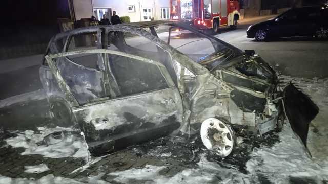 W Pieszycach spłonął mercedes