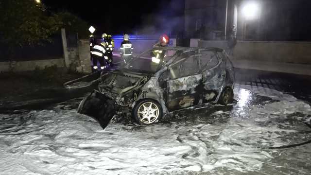 W Pieszycach spłonął mercedes